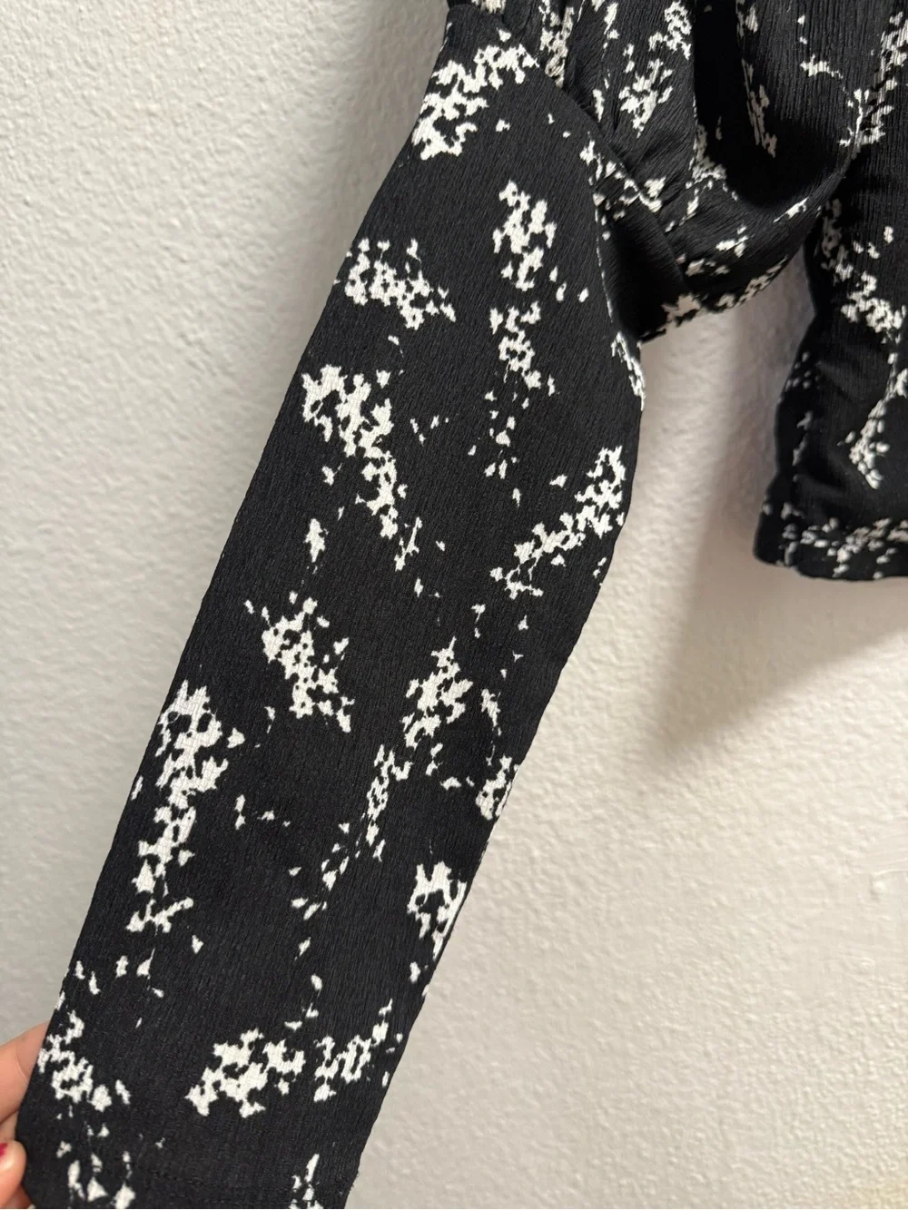 Anthropologie cropped blouse size S siBlack and White Floral Puff-Sleeve